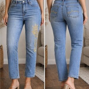 d. jeans Women's Light Blue Cropped Jeans with Gold Floral Detail